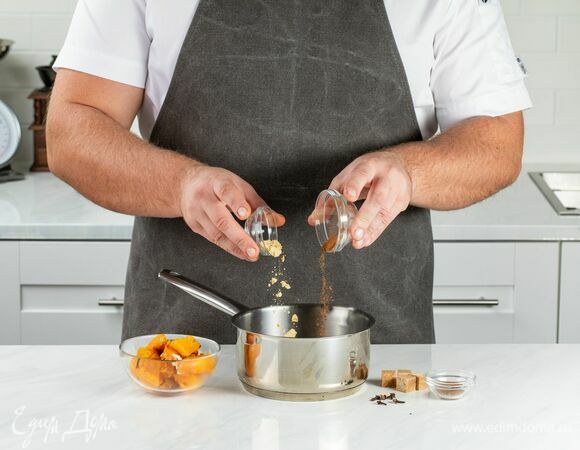 В небольшом сотейнике соедините запеченную тыкву с водой, специями и сахаром.