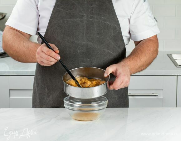 Поставьте на слабый огонь и томите до испарения воды 5–7 минут, извлеките гвоздику. Измельчите тыквенную основу с помощью блендера или перетрите через сито до состояния пюре. Его можно приготовить впрок и хранить в холодильнике около недели.