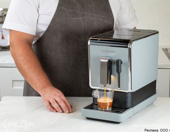 Приготовьте эспрессо с помощью кофемашины REDMOND RCM-1517.