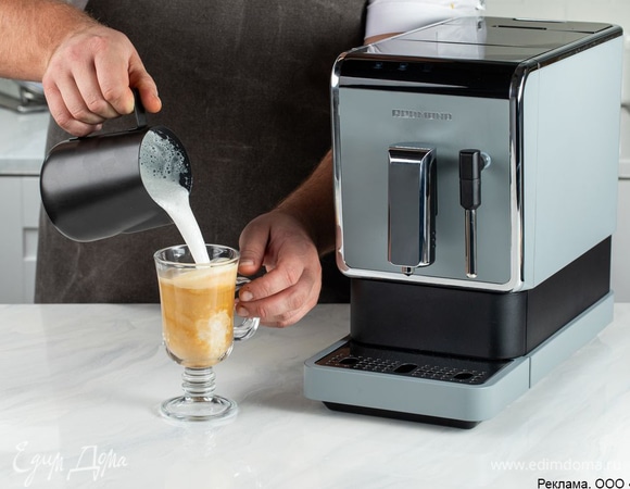 В чашке смешайте 50 г тыквенного пюре с эспрессо, влейте теплое молоко. Пряный тыквенный латте готов.