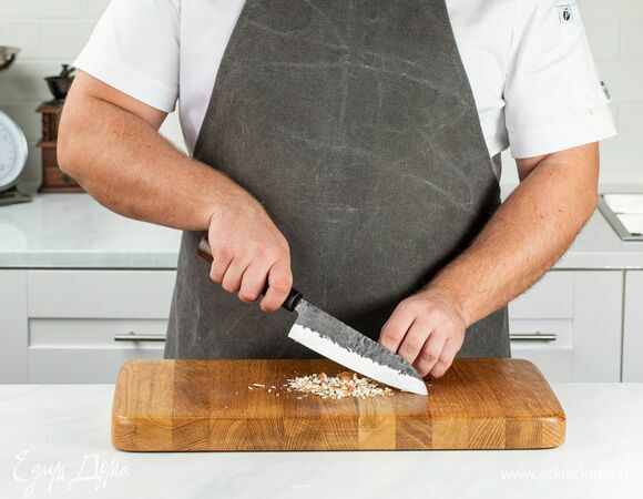 Измельчите в ступке или мелко нарежьте орехи. Для одной порции достаточно 2–3 шт. ореха пекан или обжаренного миндаля.