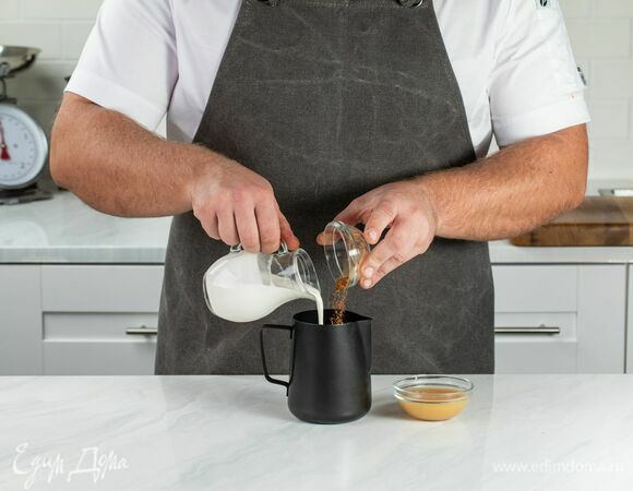 Соедините в небольшом ковшике, молочнике или специальном питчере яблочное пюре, корицу и сливки.