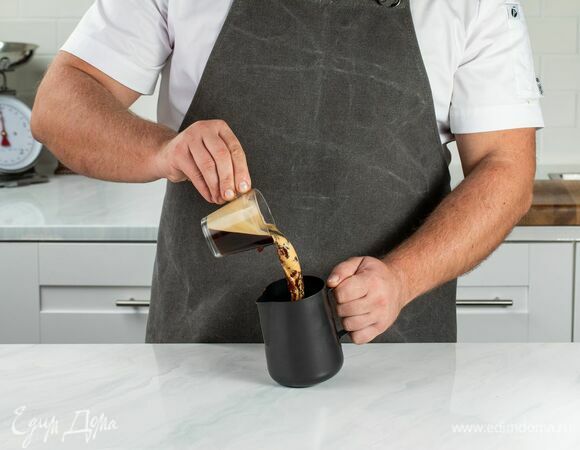 Влейте эспрессо.