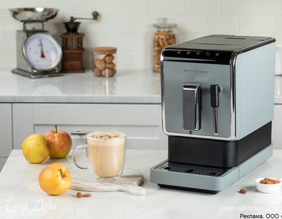 Перелейте раф в чашку и посыпьте молотыми орехами.