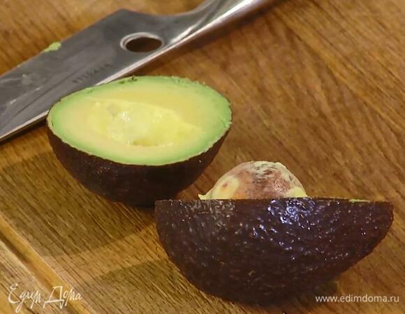 Авокадо почистить и удалить косточку.<br />
 