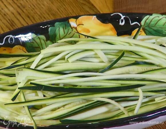 Цукини нарезать вдоль очень тонкой соломкой, добавить в сковороду с помидорами, перемешать и немного прогреть.