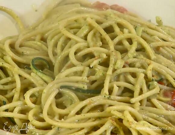 Выложить припущенные овощи в кастрюлю с букатини, перемешать, добавить соус, влить немного воды, в которой варились макароны, и еще раз перемешать.