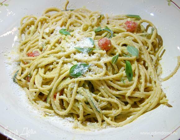 Дно глубокой тарелки присыпать сыром и выложить пасту, сбрызнуть оливковым маслом Extra Virgin, посыпать оставшимся сыром и украсить листьями базилика.