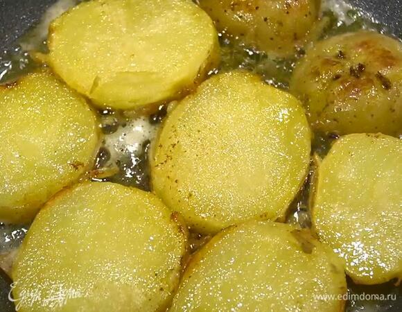 Разогреть в сковороде по 1 ч. ложке сливочного и оливкового масла и обжаривать картофель до появления золотистой корочки, затем выложить на бумажное полотенце.<br />
 