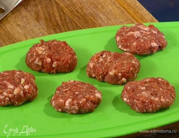 Лук и чеснок почистить и вместе с ягнятиной измельчить в мясорубке, добавить сухари, соль, перец, вымешать фарш и сформировать из него небольшие котлетки.
