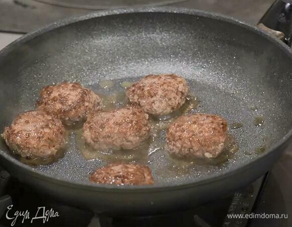 Разогреть в сковороде оставшееся сливочное и оливковое масло и пожарить котлетки под крышкой.