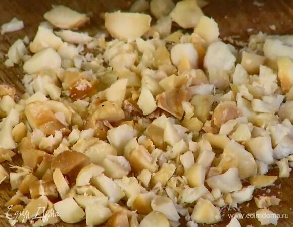 Орехи крупно порубить.