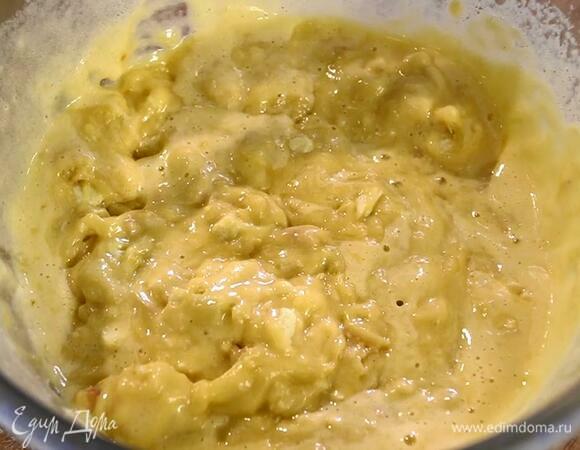 Муку перемешать с разрыхлителем и оставшейся солью, добавить орехи и шоколад, влить яично-сахарную массу и растопленное масло и аккуратно вымешать венчиком — тесто не должно получиться крутым.