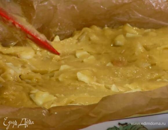 Бумагу для выпечки смазать оставшимся сливочным маслом, поместить в форму для выпечки, так чтобы получились бортики, выложить тесто и разровнять его.