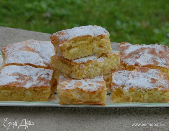 Готовый бисквит посыпать сахарной пудрой и нарезать на порции.