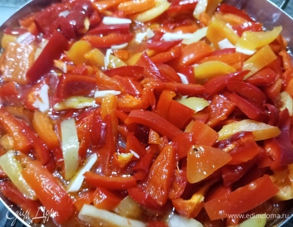 Сварить маринад. В воду всыпать сахар, соль, влить растительное масло. Как закипит, влить уксус, всыпать нарезанный чеснок. Проварить 5 минут. Приготовленным маринадом залить нарезанный болгарский перец.
