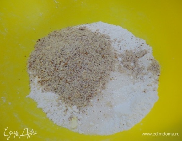 Для теста смешать муку с сахаром, солью и молотым миндалем.
