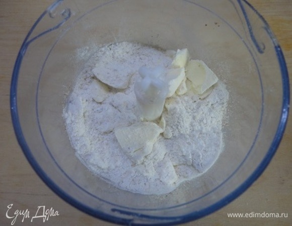 Высыпать сухую смесь в блендер, добавить кусочки холодного масла и измельчить все в крошку