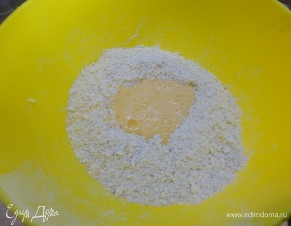 Яйцо слегка взбить вилкой, добавить к масляной крошке и замесить тесто. Убрать в холодильник на 1 час. Для посыпки соединить все ингредиенты, перетереть руками в крошку и поместить в морозильную камеру тоже на час.