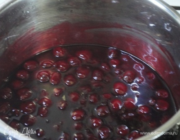 Для начинки слить сок из растаявшей вишни и смешать его с крахмалом. Вишню смешать с сахаром и проварить на медленном огне минут 5–10. Затем добавить сок с крахмалом, заварить его и убрать с огня. Остудить.