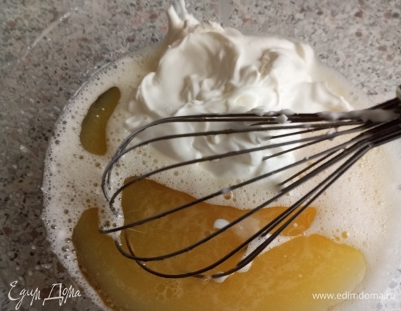 Добавить сметану и растительное масло.