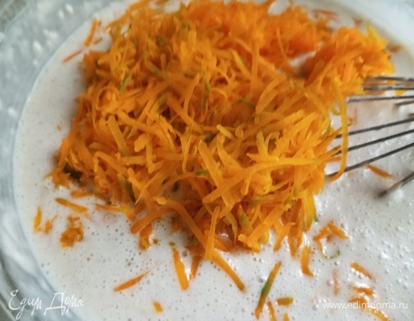 Затем — муку и натертую на мелкой терке тыкву. Тесто хорошо перемешать.