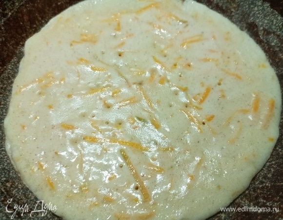 Жарить с двух сторон на разогретой и смазанной маслом сковороде.