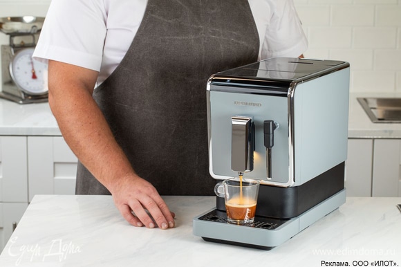 Приготовьте кофе с помощью кофемашины REDMOND RCM-1517.