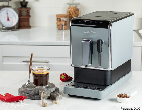 Перемешайте и перелейте горячий кофе в чашку.