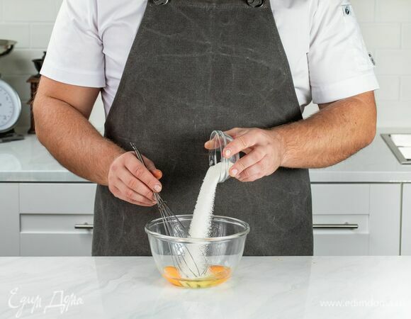 Взбейте яйца с сахаром.