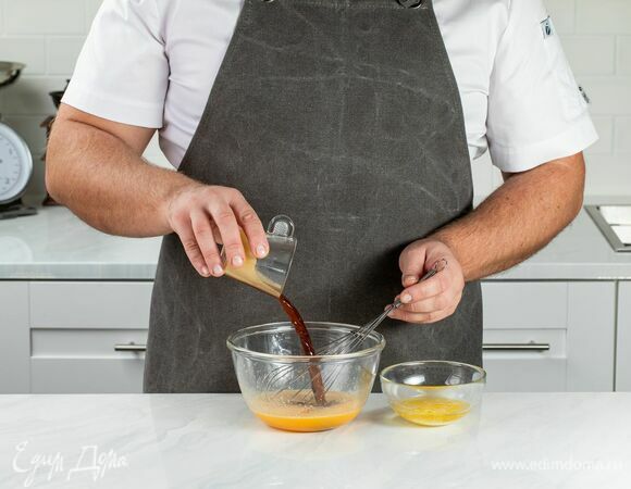 Добавьте растопленное сливочное масло и влейте эспрессо.