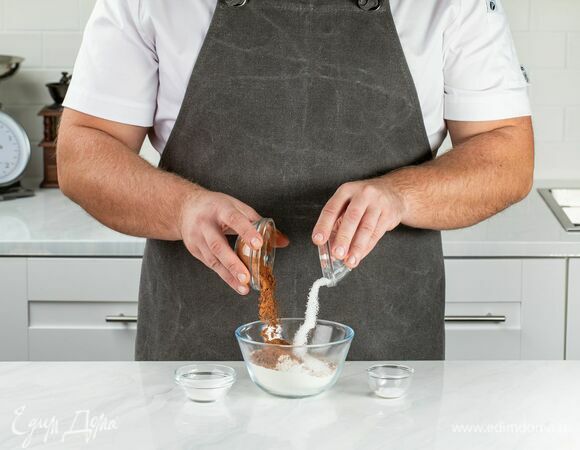 Соедините муку, какао-порошок, ванилин, соль и соду.