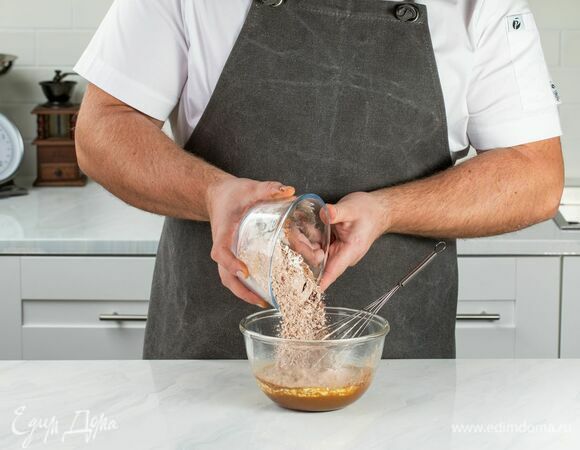 Соедините сухие и жидкие ингредиенты, перемешайте до однородности.