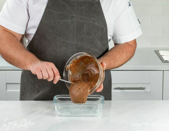 Смажьте сливочным маслом форму для запекания. Влейте смесь для брауни.