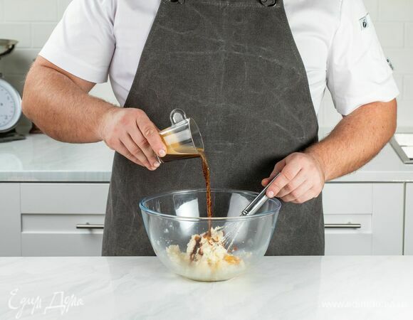 Добавьте в массу желток и остывший эспрессо, сваренный в кофемашине REDMOND RCM-1517. Взбейте все миксером до однородного состояния.