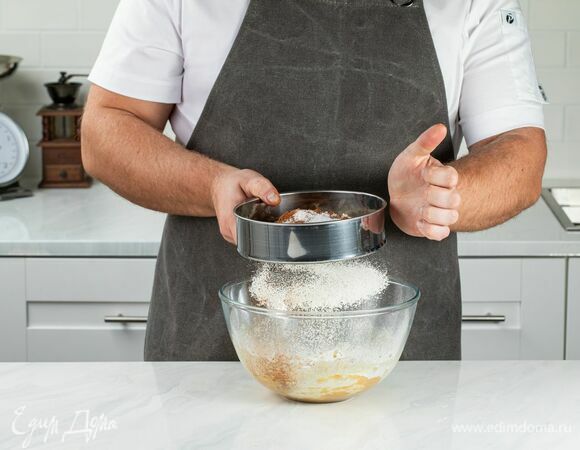 Просейте через сито пшеничную муку, смешанную с ванилином и какао-порошком.