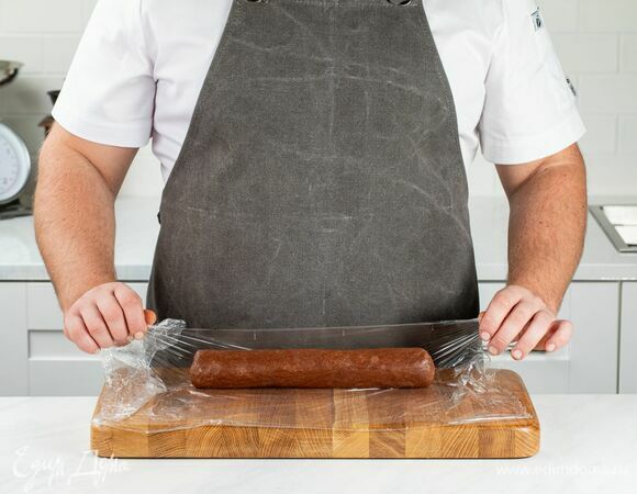 Замесите тугое тесто, раскатайте его в «колбаску», заверните в пленку и уберите в холодильник на 1 час.