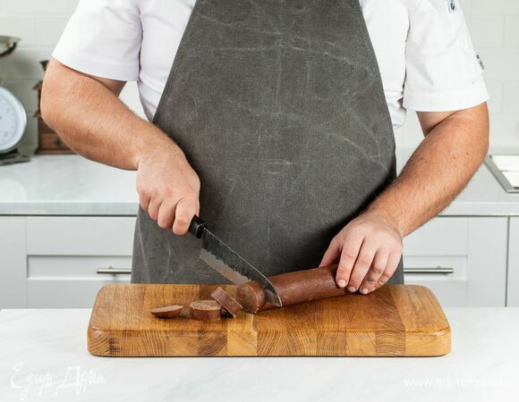 Нарежьте заготовки для печенья.