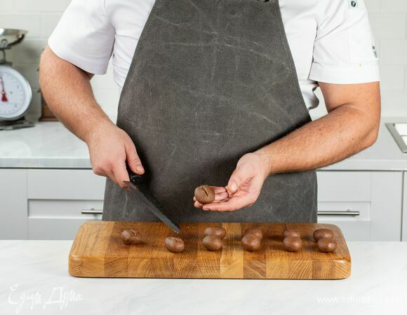 Скатайте из каждой шарик, слегка приплюсните его и придайте овальную форму. С помощью острого сухого ножа сделайте надрезы на кусочках теста.