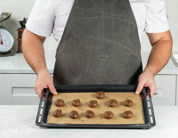 Разложите заготовки на противне. Разогрейте духовку до 165°C, выпекайте печенье 5–10 минут. Чем крупнее заготовки, тем больше понадобится времени.