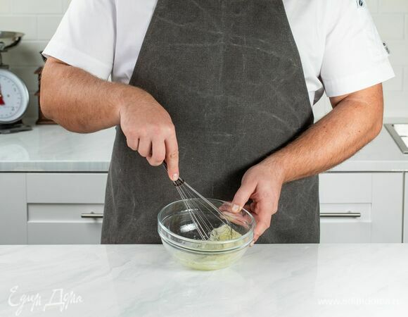 Белки взбейте в крепкую пену.