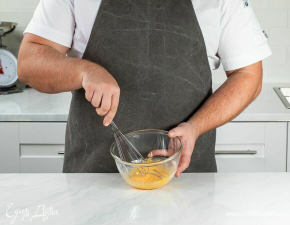 Желтки взбейте с сахарной пудрой добела.