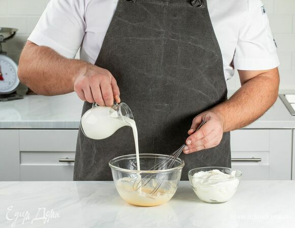 Добавьте к желткам маскарпоне и сливки, перемешайте до однородности.