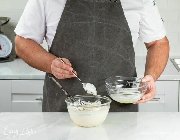 Введите в крем частями взбитые белки, аккуратно перемешайте.