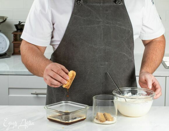 Соберите десерт. Обмакните каждое печенье в остывший кофе и выложите слоем в форму.