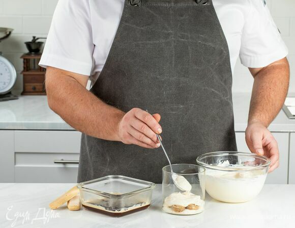 Выложите на печенье слой крема.