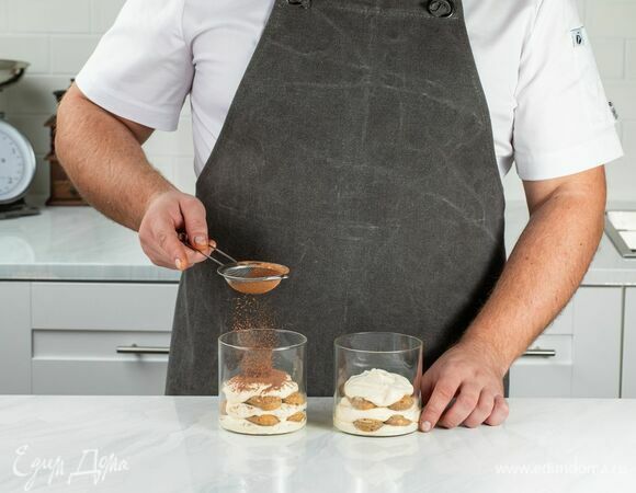 Повторите действия, пока не закончатся крем и печенье. С помощью ситечка посыпьте верх тирамису какао-порошком.