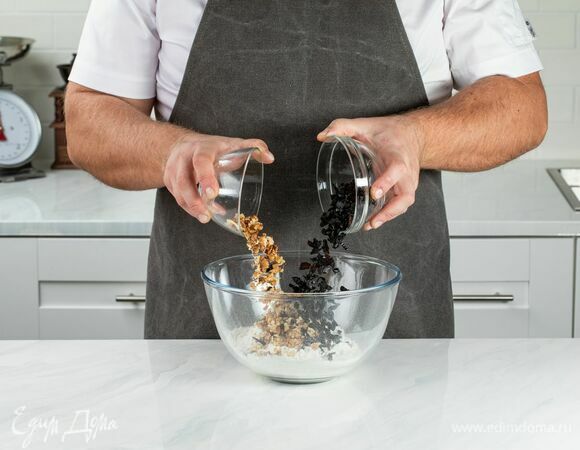 Добавьте к муке чернослив и орехи.