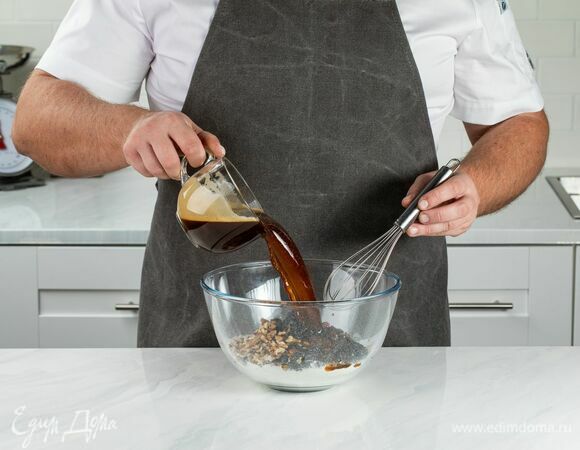 Влейте кофе и хорошо перемешайте. Муки может понадобиться больше. Тесто должно иметь консистенцию густой сметаны.