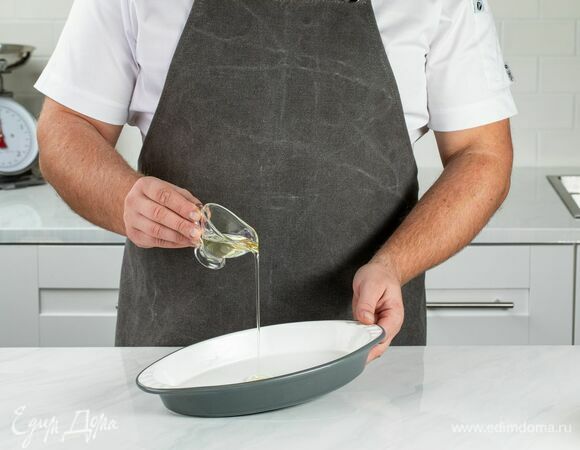 Форму для выпечки смажьте растительным маслом.